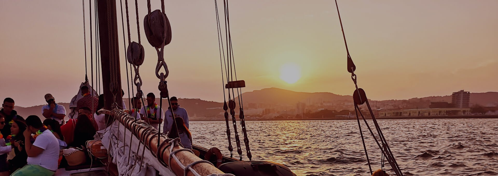 Sunset a Bordo: Ostras e Vinhos ao Pôr do Sol