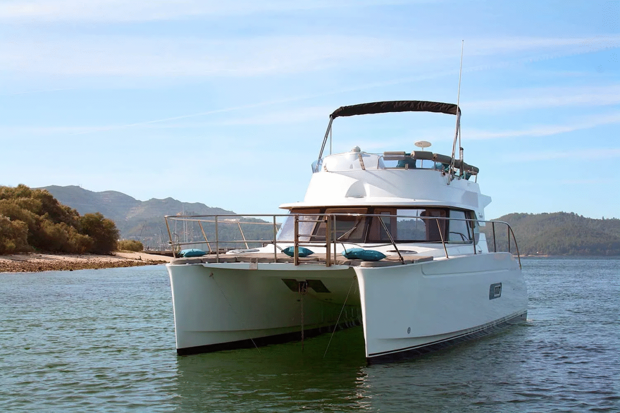 yatch catamara motor
